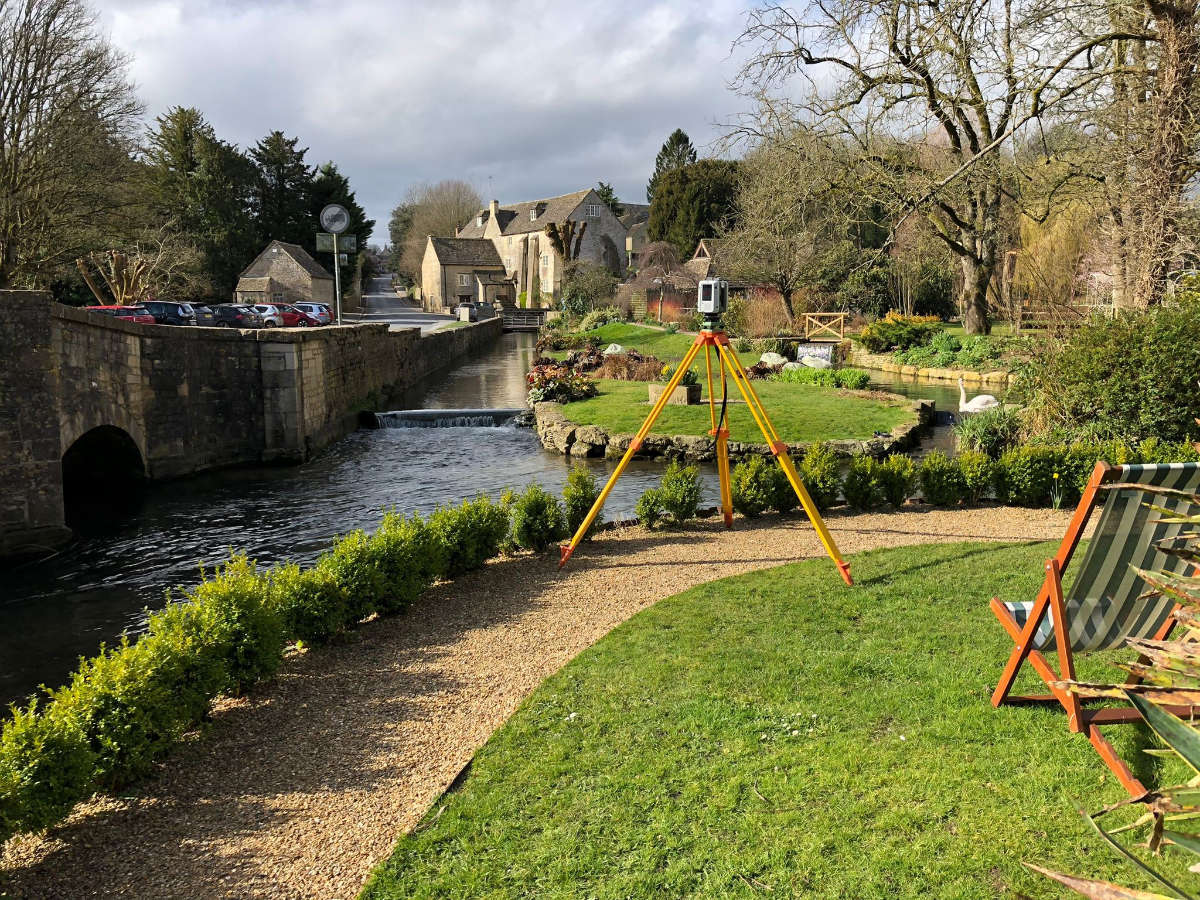 Martin - RCT - beautiful gardens - swan